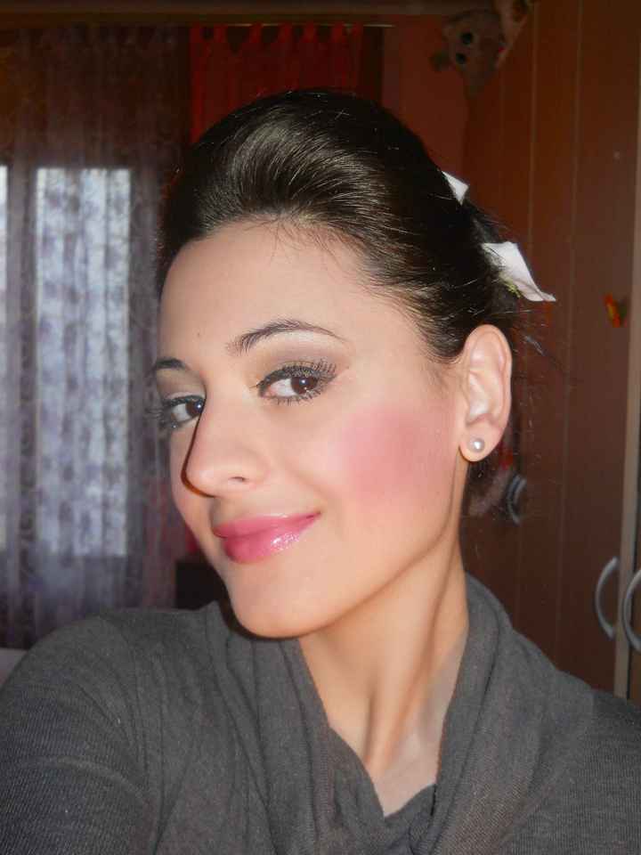 make up con rossetto rosa e acconciatura alta 