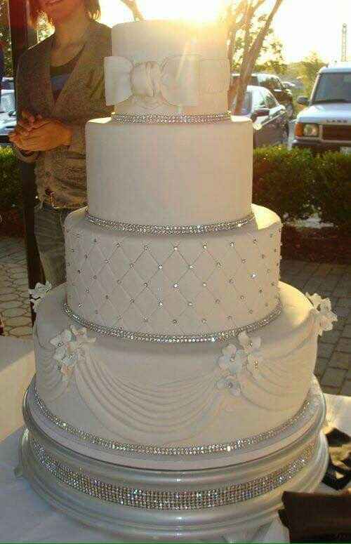 Vi piace questa wedding cake? (senza i fiori gialli) - 1