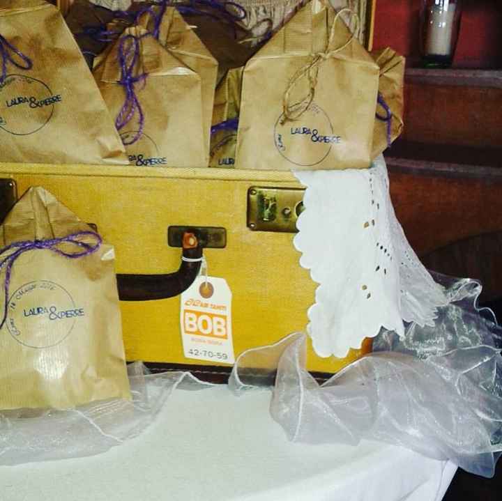 Le "bomboniere" non contenevano confetti, ma un pezzo di "pizza augurale" dolce tipico del ghetto eb