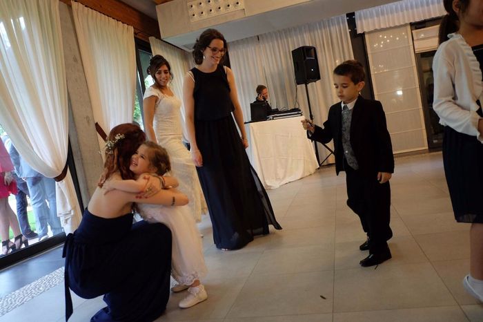 abbraccio di mia figlia alla testimone