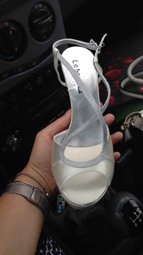 Mi fate vedere le vostre scarpe? - 1