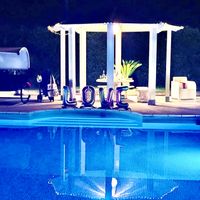 Che ne pensate dei Pre-wedding party? Gli sposi insieme agli amici e familiari più cari in un’atmosf