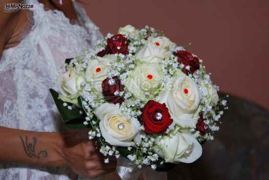 Bouquet primaverile con rose rosse, rose bianche e strass luminosi - 3