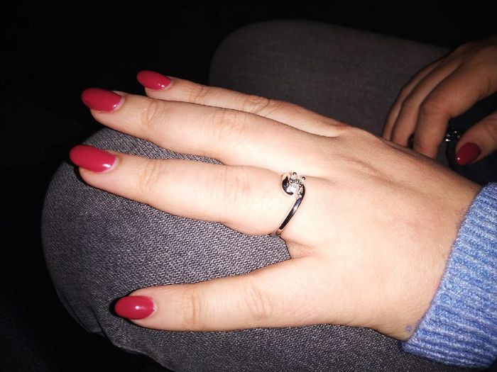 E ora mostraci una foto del tuo anello di fidanzamento! - 1