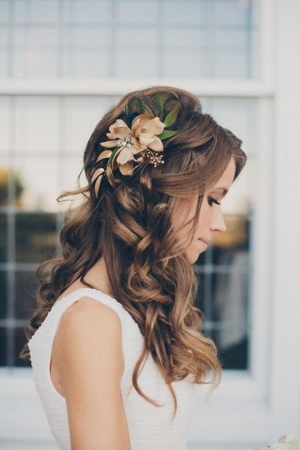Capelli ricci con fiore