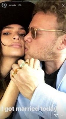 Emily ed il marito, si nota la fede di lui