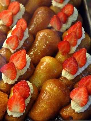 Babà con frutta.