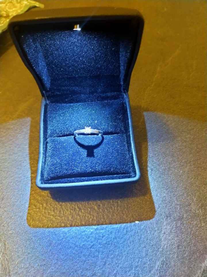 E ora mostraci una foto del tuo anello di fidanzamento! - 1