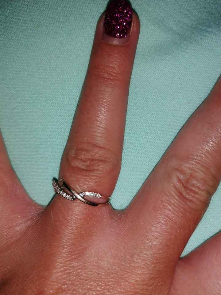 E ora mostraci una foto del tuo anello di fidanzamento! - 1