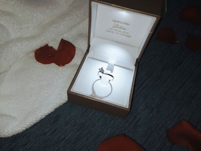 Avete ricevuto l'anello per la proposta di matrimonio?io sì più di uno😅 è per me sono stupendi. Ovviamente i più belli sono stati i miei bimbi e a seg 9