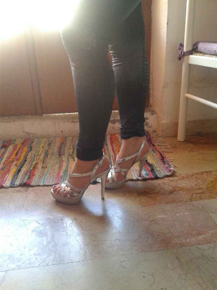 Mi fate vedere le vostre scarpe? - 1