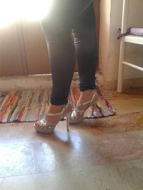 Mi fate vedere le vostre scarpe? - 1
