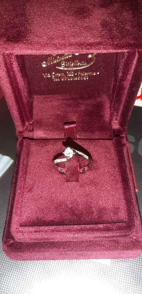 E ora mostraci una foto del tuo anello di fidanzamento! - 1