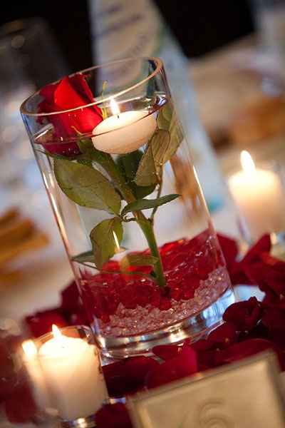 centrotavola rose e candela