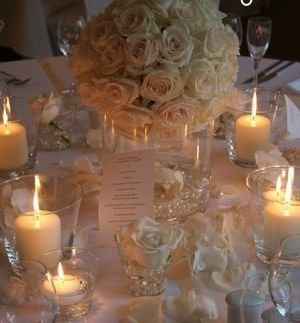 centrotavola rose bianche e candele