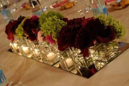 centrotavola fiori bordeaux