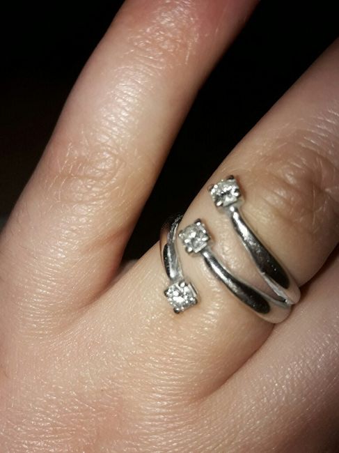 Indosserete l'anello di fidanzamento con la fede il giorno delle nozze? - 1