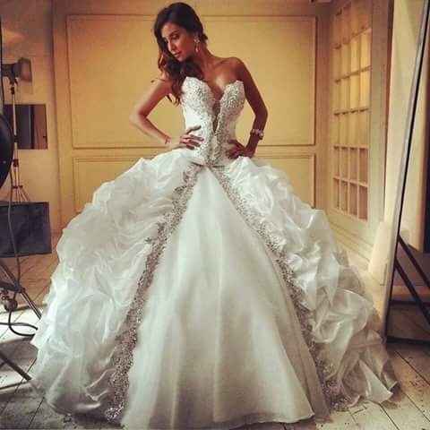 Un armadio pieno pieno di abiti da sposa?? - 1