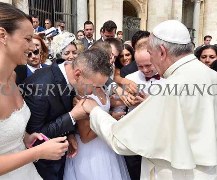 Benedizione apostolica e udienza sposi novelli del Santo Padre - 1