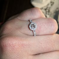E ora mostraci una foto del tuo anello di fidanzamento! - 1