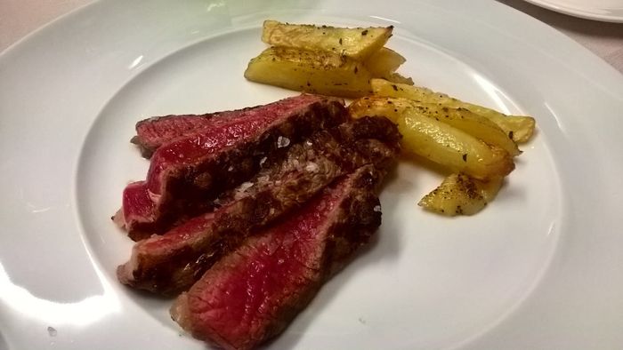 Tagliata (al sangue come da mia richiesta) di carne dell'Appennino e contorno di patate