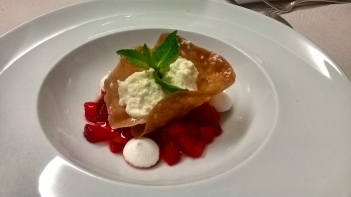 Fragole e meringhe con cialda di caramello e panna 