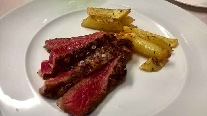 Tagliata (al sangue come da mia richiesta) di carne dell'Appennino e contorno di patate