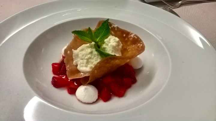 Fragole e meringhe con cialda di caramello e panna 