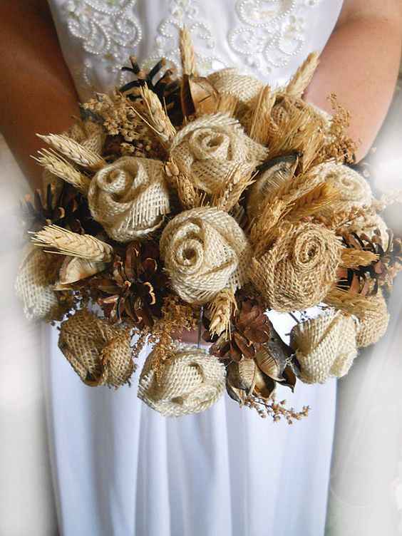 Bouquet di rose in iuta, fiori secchi e spighe di grano