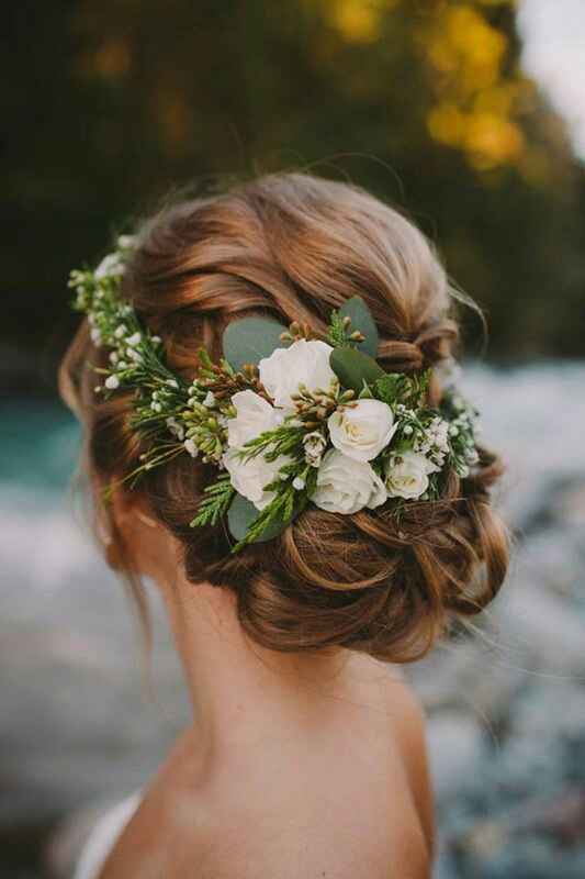 Acconciatura sposa. Raccolto con fiori