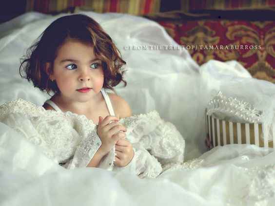 Foto damigella nell'abito da sposa