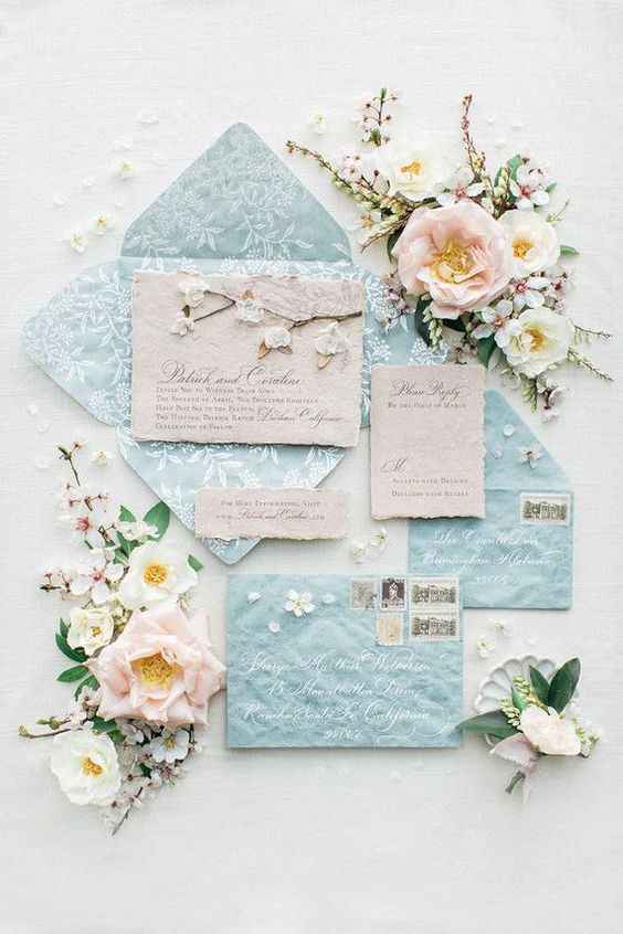 Azzurro e bianco con interno stampato a fiori