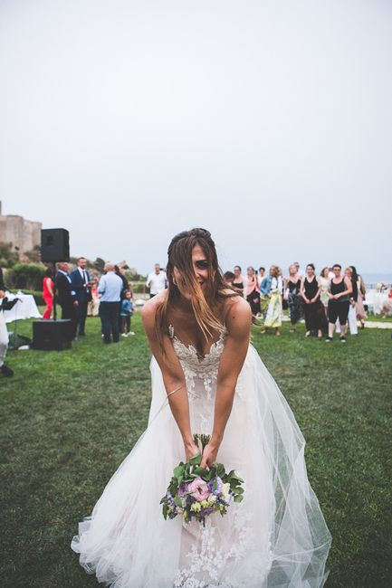 Sposine datemi un'idea di come dare il bouquet da sposa😍 1