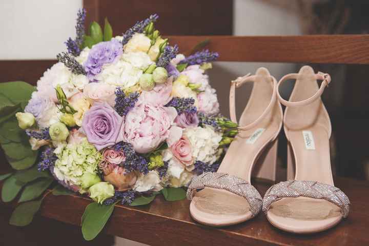 Fioritura chiesa, bouquet, fiori all’occhiello e braccialetto di fiori - 1