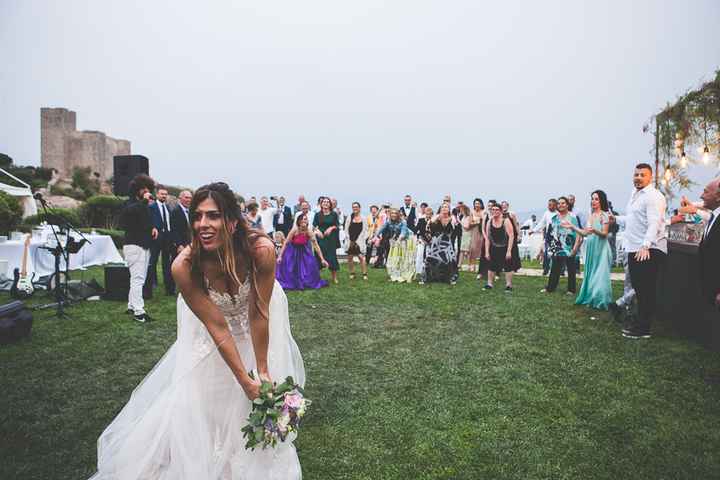 Sposine datemi un'idea di come dare il bouquet da sposa😍 - 2