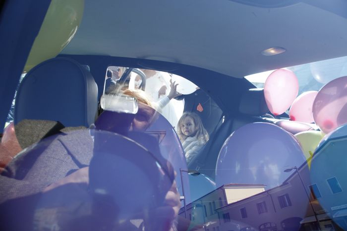 la macchina piena di palloncini