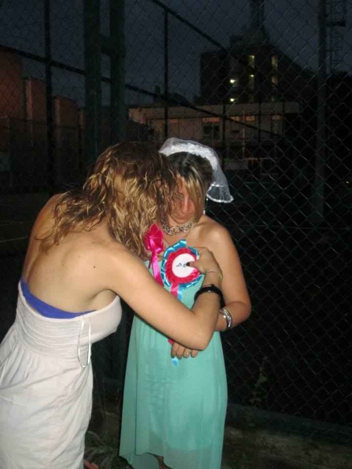 mi sistemano la coccarda "la sposa"