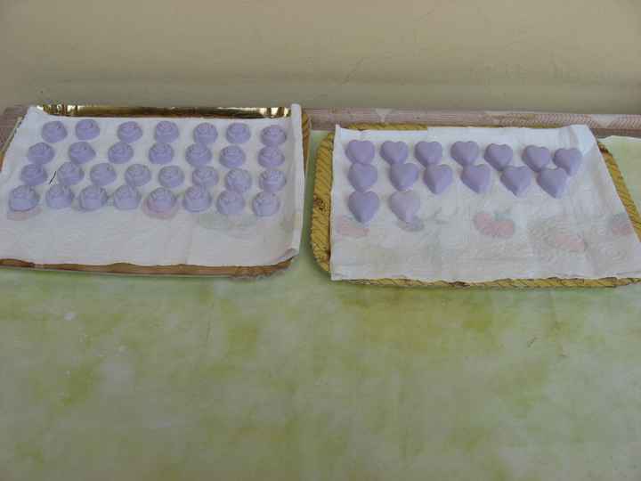 GESSETTI A FORMA DI CUORE E ROSELLINE COLORATE