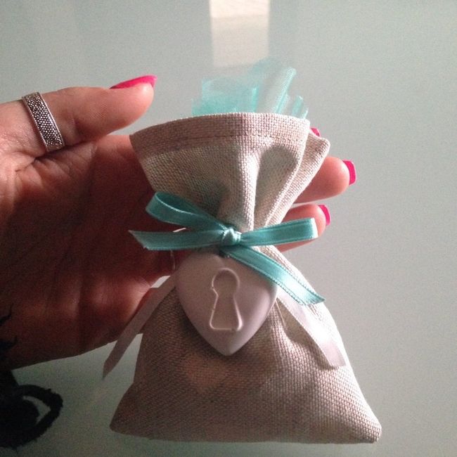 Sacchettini con confetti e gessetto per i non invitati