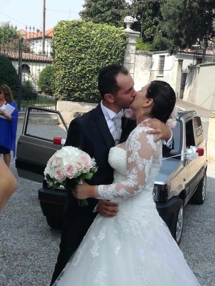 Il primo bacio da marito e moglie 