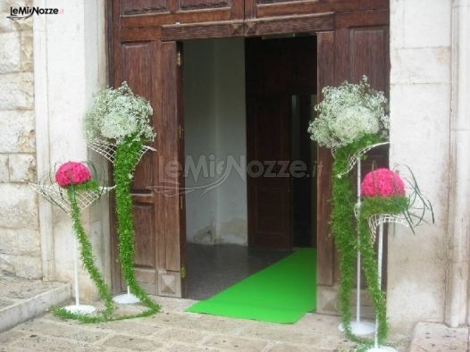 Addobbi chiesa semplici fuori e dentro fucsia e bianco 6