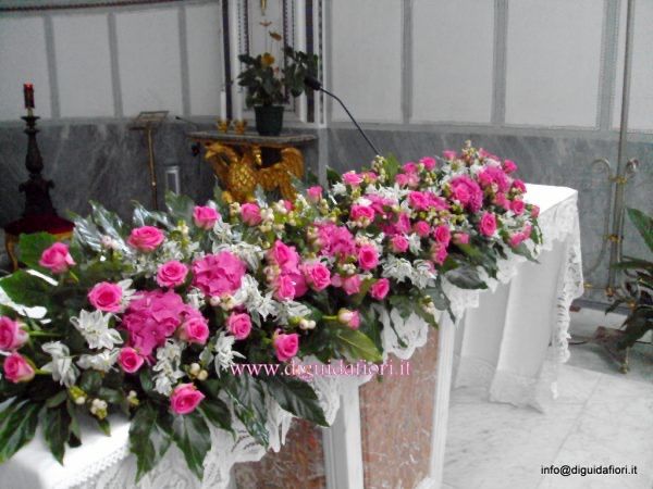 Addobbi chiesa semplici fuori e dentro fucsia e bianco 9