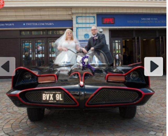 Gli sposi in Batmobile