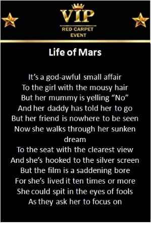 dietro con parte del testo di una canzone riferita al cantante del tavolo