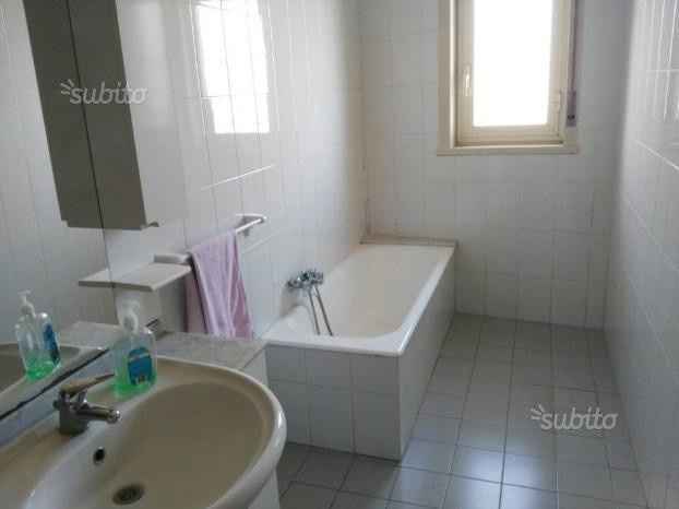 Bagno, che è lungo e "stretto" vista dl lato destro
