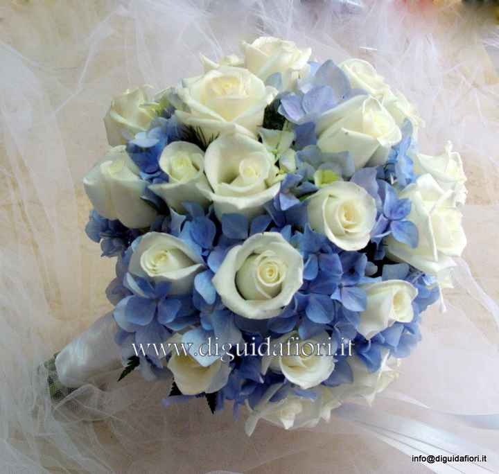 Bouquet bianco e azzurro (o blu)
