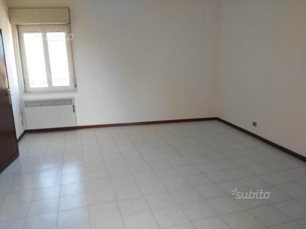 Stanza da letto vista da sinistra con finestra, a destra c'è la porta che da sul terrazzino di cui s