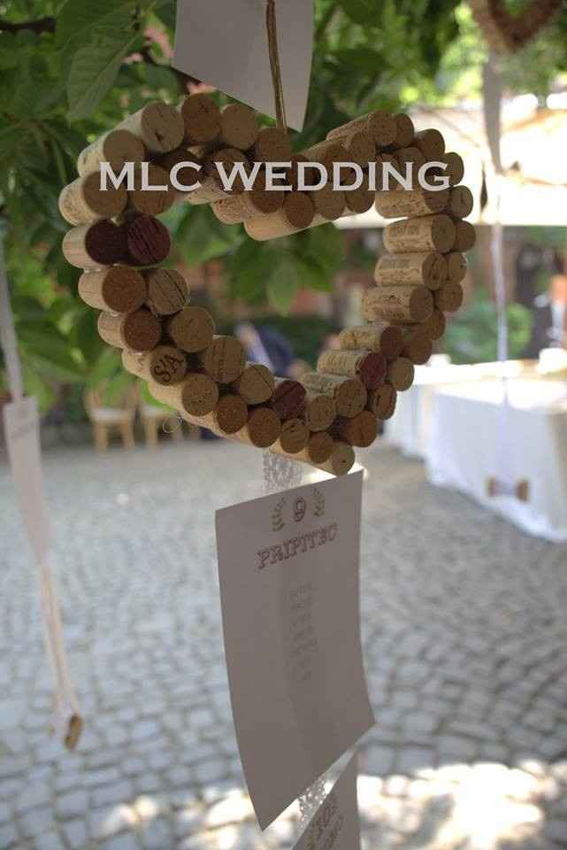 Parte del mio tableau con cuori di sughero pendenti da una magnolia