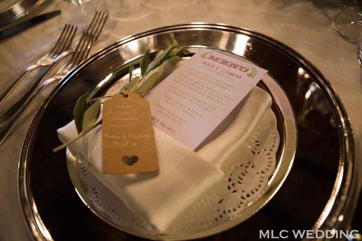 segnaposto con ramoscello d'ulivo e tag di ringraziamento manoscritto + menu 