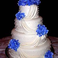 torta nuziale bianca e blu